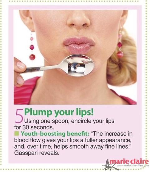 使用一个勺子按摩你的嘴唇